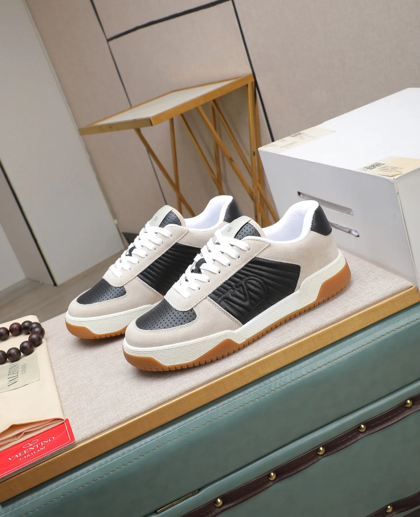 Men's shoes 💰740【Valentino】Couples model, size: Men's model 39-44 (45 customized) Valentino Valentino Couple model Joie de Jouer series Velcro Thick sole Bread shoes Couple model Casual sports shoes White shoes Original purchase and development Production Joie de Jouer series The style is simple but not out of style. The pure white base is paired with fresh green and soft beige, and the unique Velcro design highlights your personality. Every detail tells fashion and quality. Wear it, take a confident step, and start the trend journey. Delivered in exquisite packaging🛍📦 ▪️Material: Original custom imported first-layer cowhide ▪️Inner lining: Original custom made soft sheepskin lining ▪️Outsole: Original open-molded non-slip TPU material ▪️Sole thickness: 3.5CM